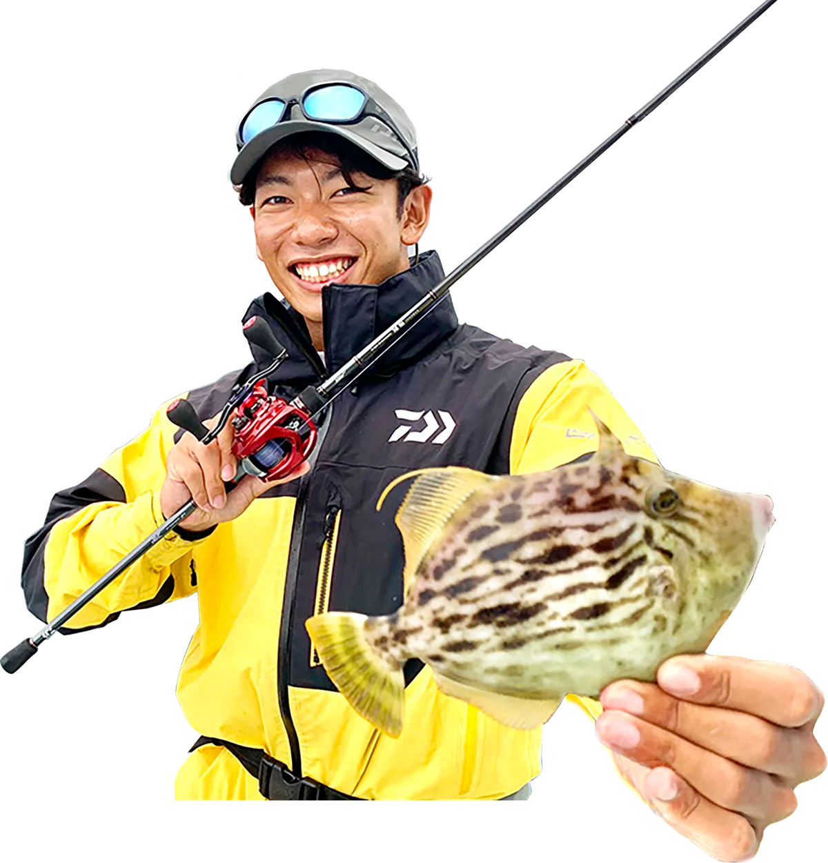 荒井良乃介氏。ロッドを手にカワハギを掲げて笑顔